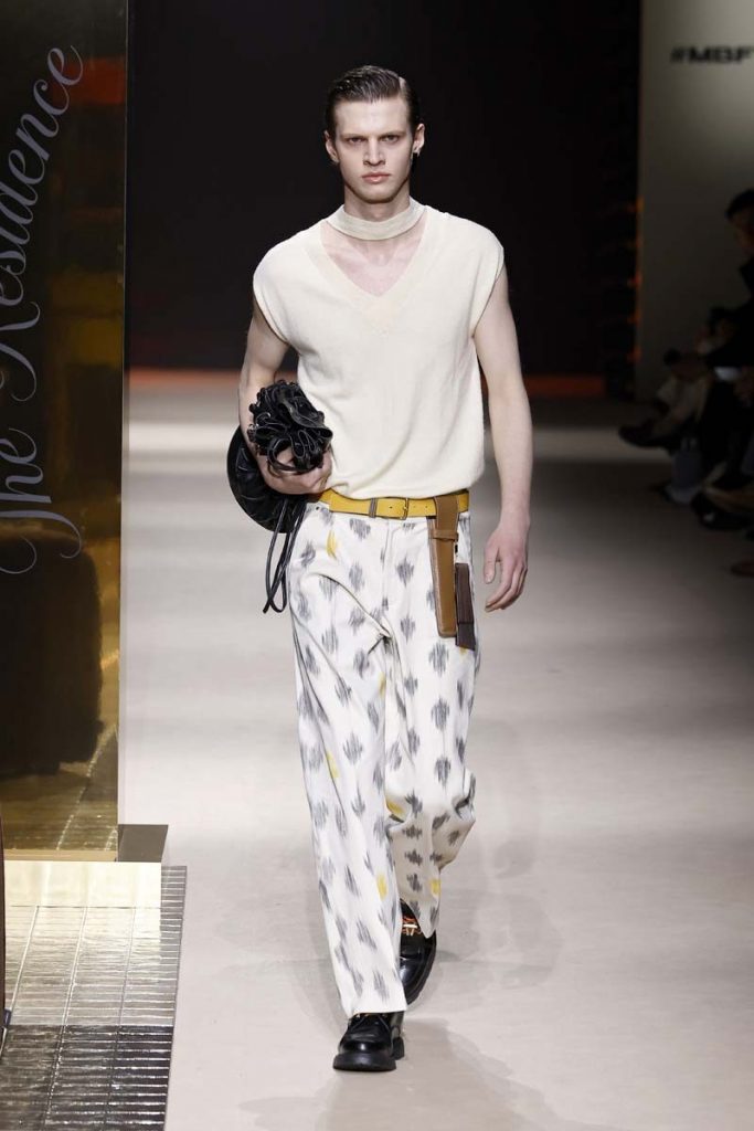 Abanicos como complemento de moda en la colección de ERROZ en la MBFW Madrid