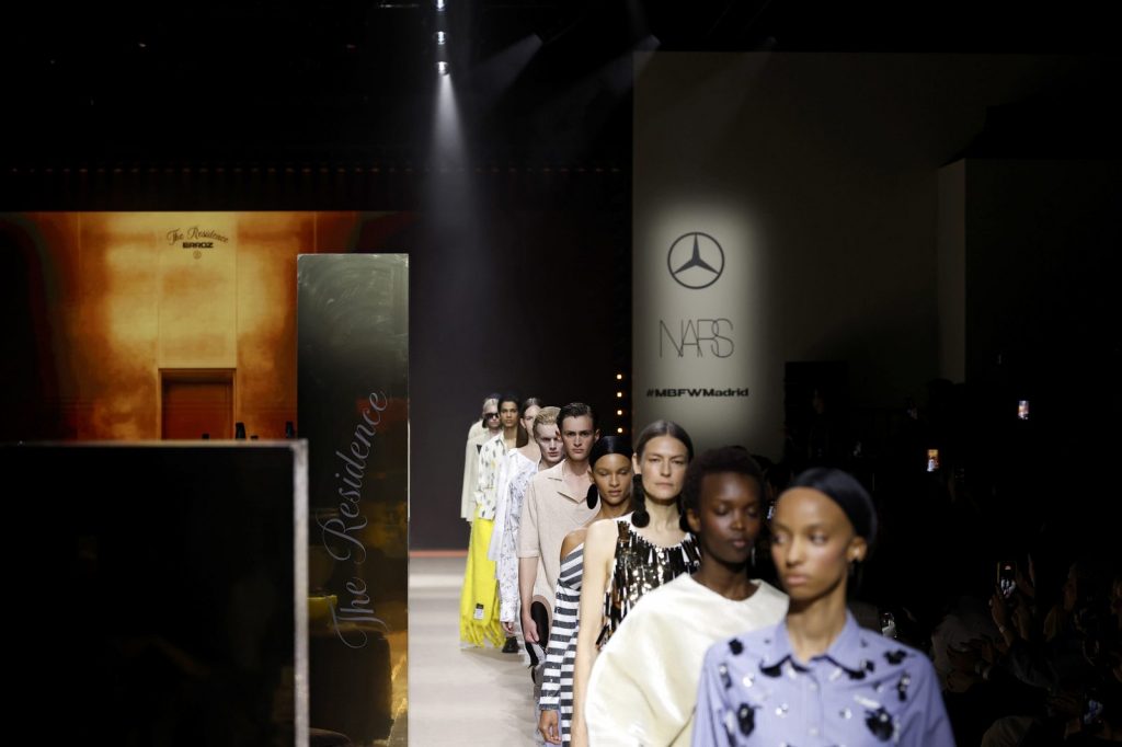 El abanico como complemento de moda en un look del diseñador ERROZ