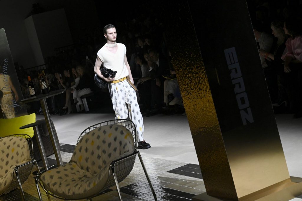 Ambiente del desfile de ERROZ en la MBFW Madrid con los abanicos de Abanicos Madrid