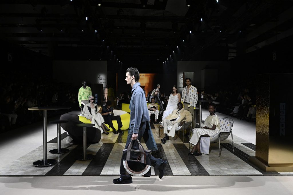 Moda española y abanicos artesanos en el desfile de ERROZ en la MBFW