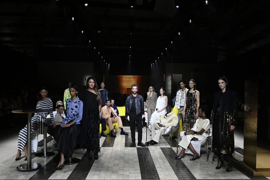 Artesanía española sobre la pasarela: abanico de Abanicos Madrid en el desfile de ERROZ